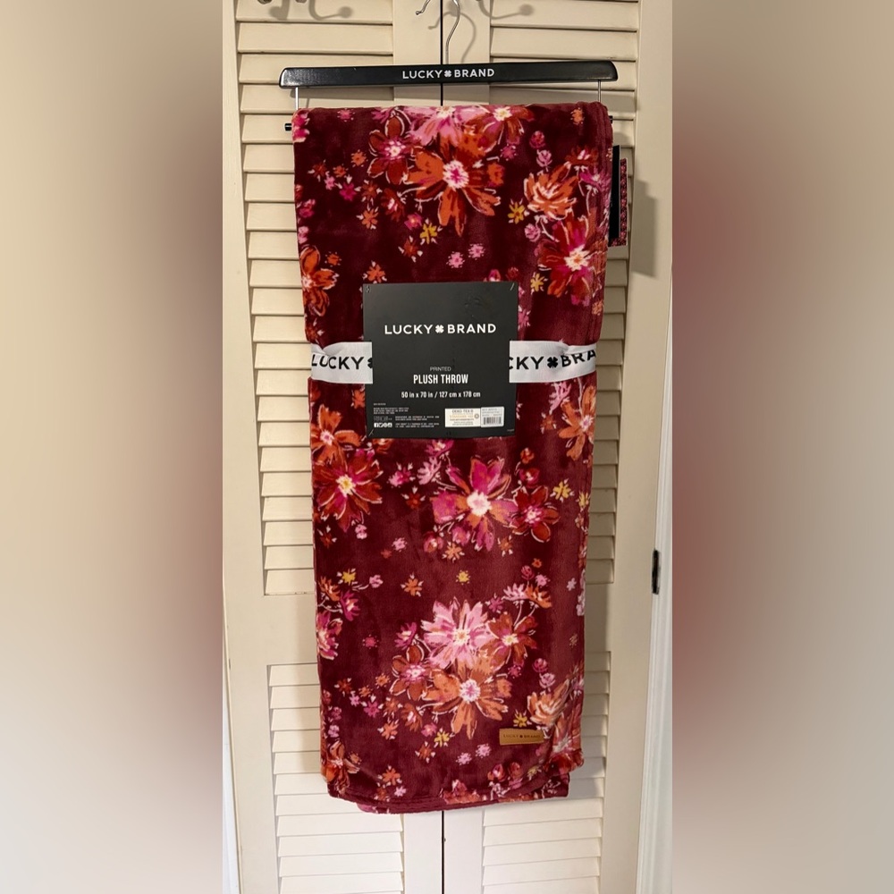 Lucky Brand Plush Throw NWT and Bramded Hanger in Red and Pink Floral Pattern